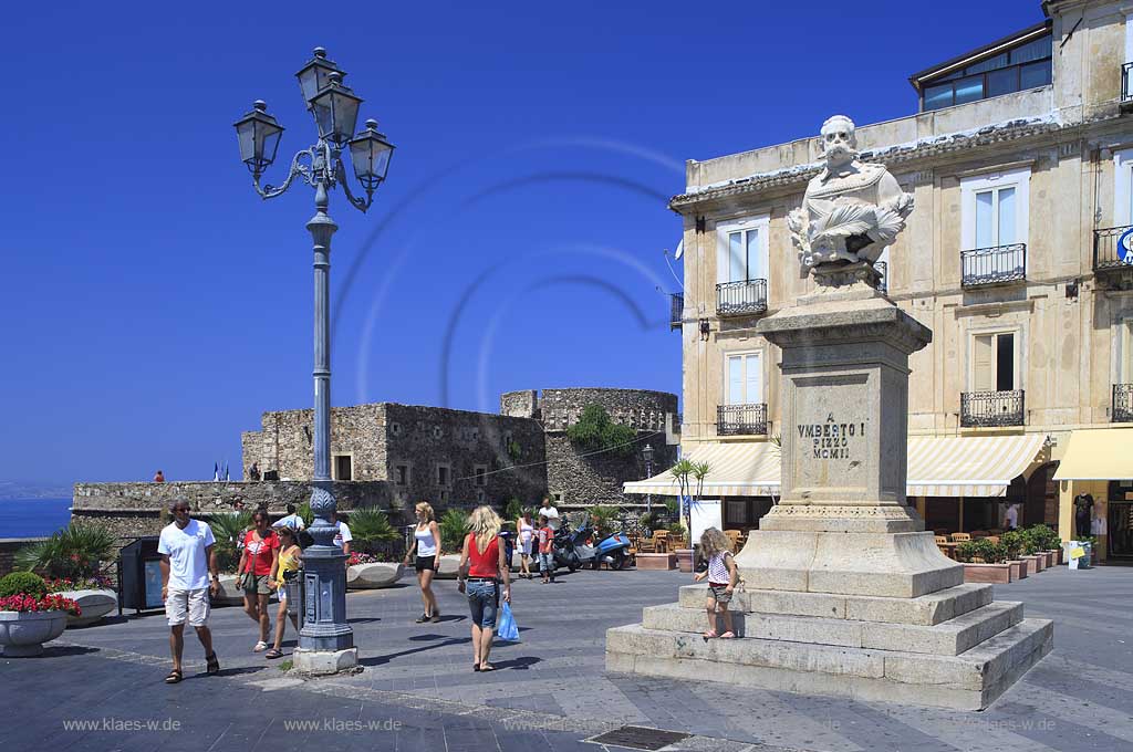 Blick auf die Piazza Della Repubblica mit Sicht auf das Castello Murat und Menschen, Touristen in der Stadt Pizzo in Kalabrien, Vibo Valentia, Italien 