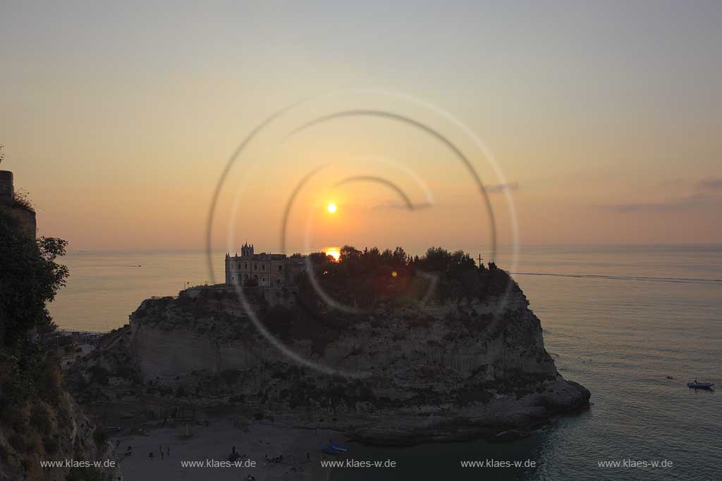 Blick auf die auf einem Felsen gelegene Wallfahrtskirche Chiesa Santa Maria dell'Isola in Tropea, Kalabrien, Italien mit Sicht zum Meer beim Sonnenuntergang