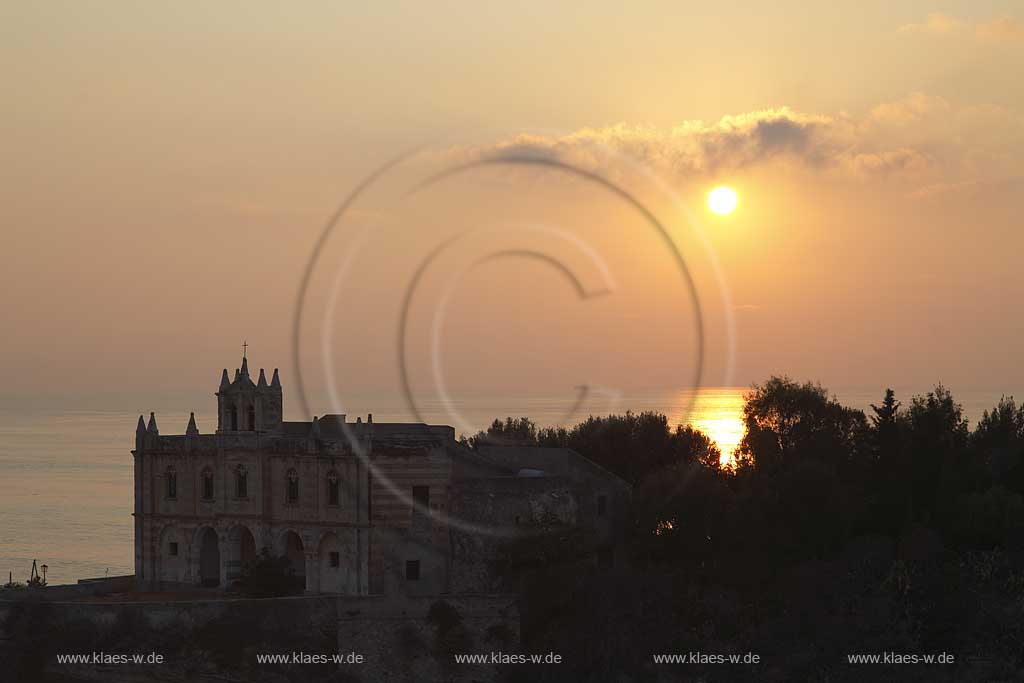Blick auf die auf einem Felsen gelegene Wallfahrtskirche Chiesa Santa Maria dell'Isola in Tropea, Kalabrien, Italien mit Sicht zum Meer beim Sonnenuntergang