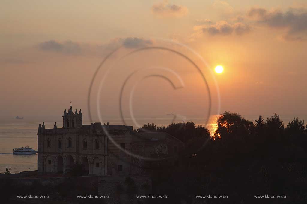 Blick auf die auf einem Felsen gelegene Wallfahrtskirche Chiesa Santa Maria dell'Isola in Tropea, Kalabrien, Italien mit Sicht zum Meer beim Sonnenuntergang