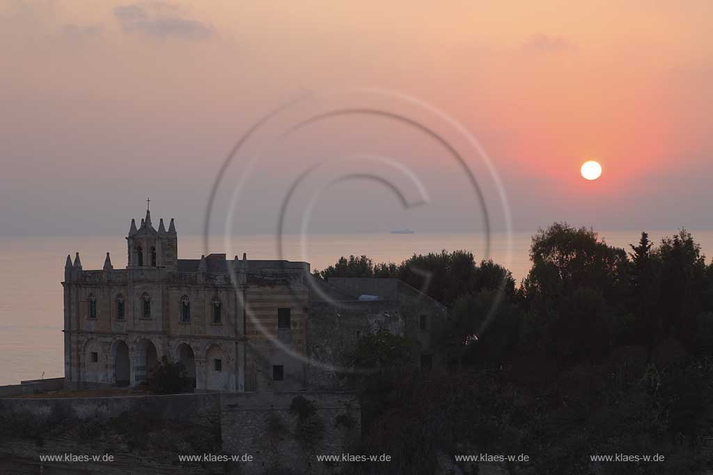 Blick auf die auf einem Felsen gelegene Wallfahrtskirche Chiesa Santa Maria dell'Isola in Tropea, Kalabrien, Italien mit Sicht zum Meer beim Sonnenuntergang