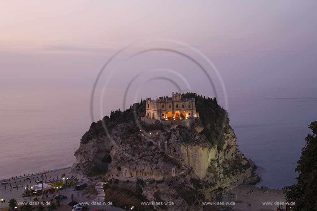 Blick auf die auf einem Felsen gelegene Wallfahrtskirche Chiesa Santa Maria dell'Isola in Tropea, Kalabrien, Italien mit Sicht zum Meer in einer Abendstimmung