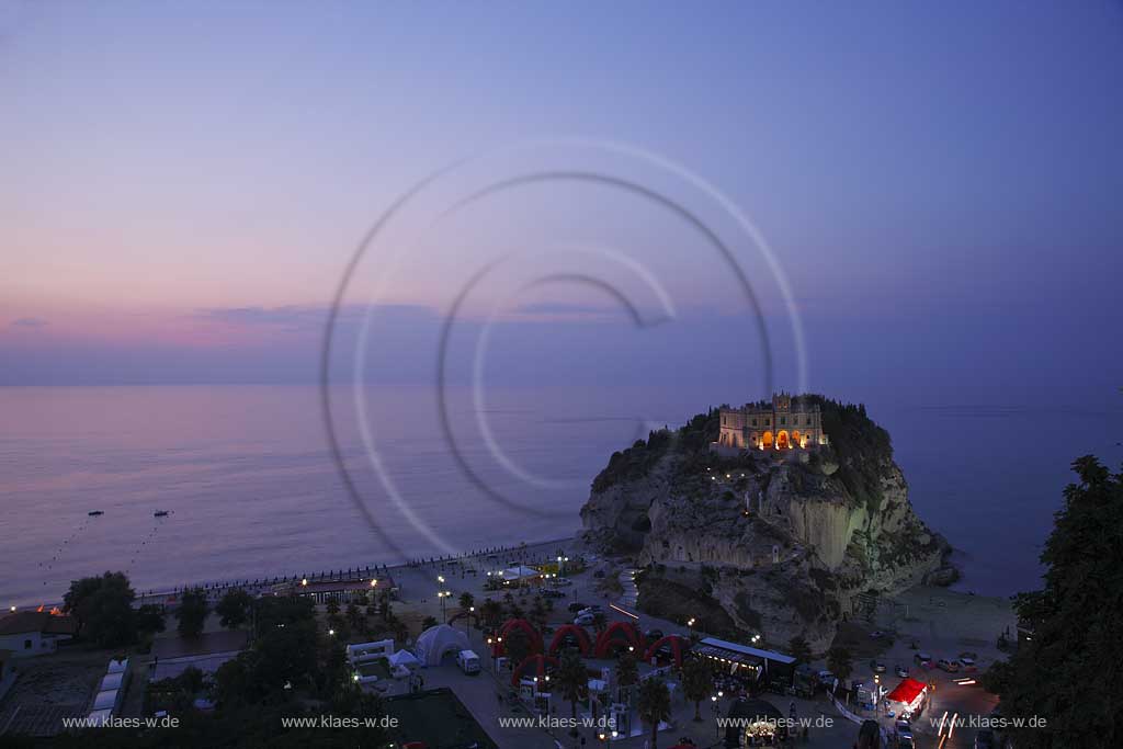 Blick auf die auf einem Felsen gelegene Wallfahrtskirche Chiesa Santa Maria dell'Isola in Tropea, Kalabrien, Italien mit Sicht zum Meer in einer Abendstimmung