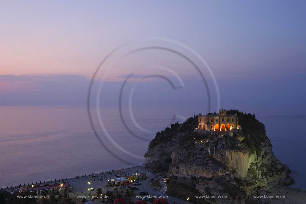Blick auf die auf einem Felsen gelegene Wallfahrtskirche Chiesa Santa Maria dell'Isola in Tropea, Kalabrien, Italien mit Sicht zum Meer in einer Abendstimmung