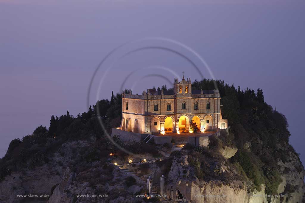 Blick auf die auf einem Felsen gelegene Wallfahrtskirche Chiesa Santa Maria dell'Isola in Tropea, Kalabrien, Italien mit Sicht zum Meer in einer Abendstimmung