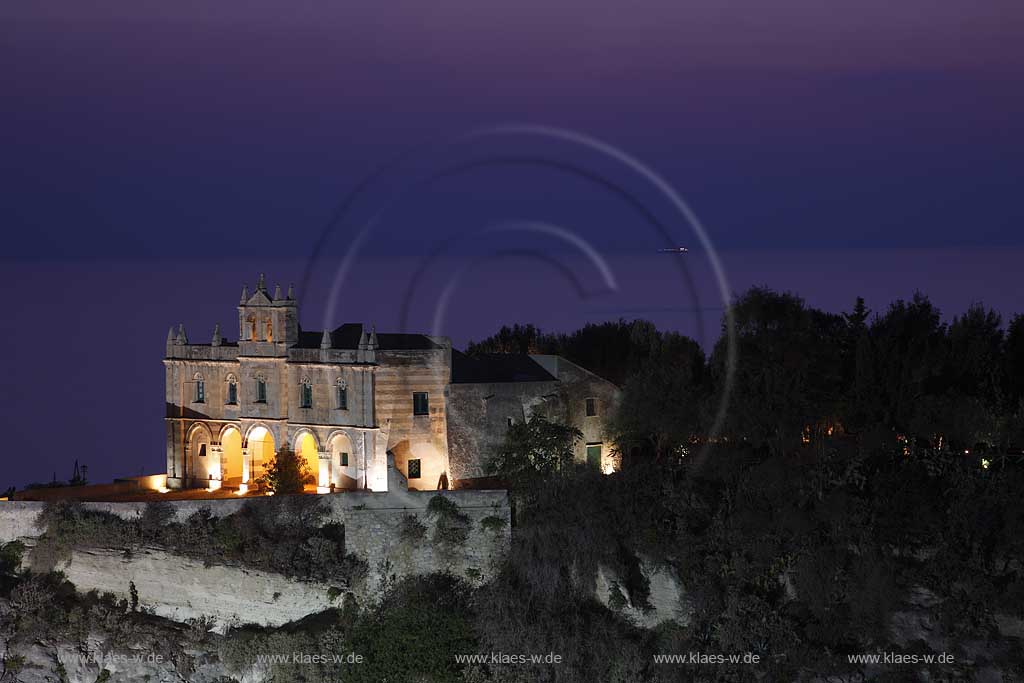 Blick auf die auf einem Felsen gelegene Wallfahrtskirche Chiesa Santa Maria dell'Isola in Tropea, Kalabrien, Italien mit Sicht zum Meer in einer Abendstimmung