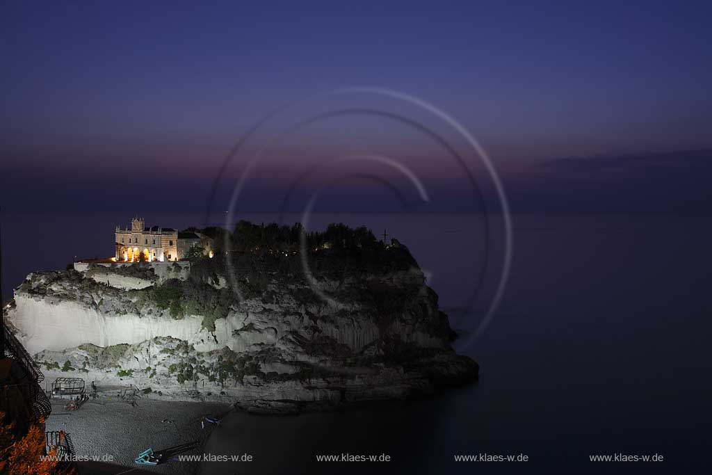 Blick auf die auf einem Felsen gelegene Wallfahrtskirche Chiesa Santa Maria dell'Isola in Tropea, Kalabrien, Italien mit Sicht zum Meer in einer Abendstimmung