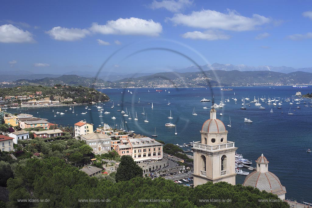 Porto Vernere, mit Blick ber Kirche San Lorenzo nach La Spezia, Ligurien, Liguria