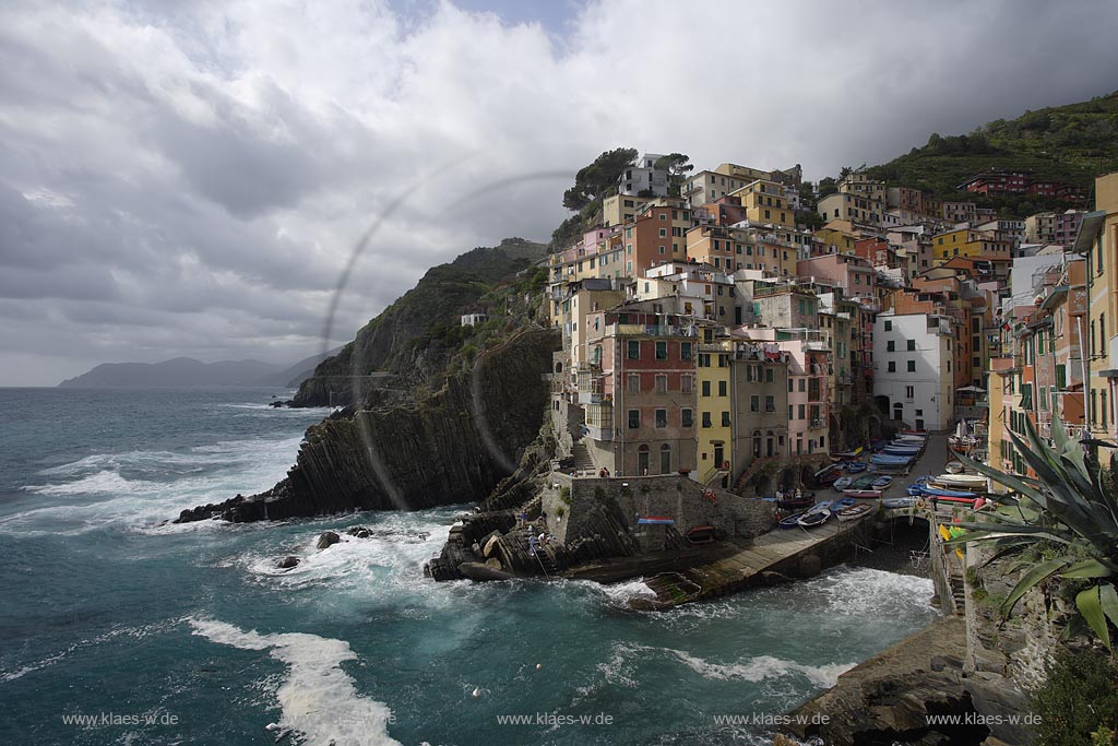 Riomaggiore, Cinque Terre, mit Blick auf Ort und Brandung