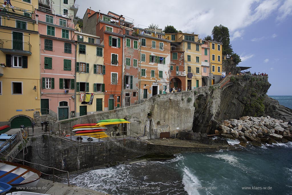 Riomaggiore, Cinque Terre, mit Blick auf Ort und Brandung