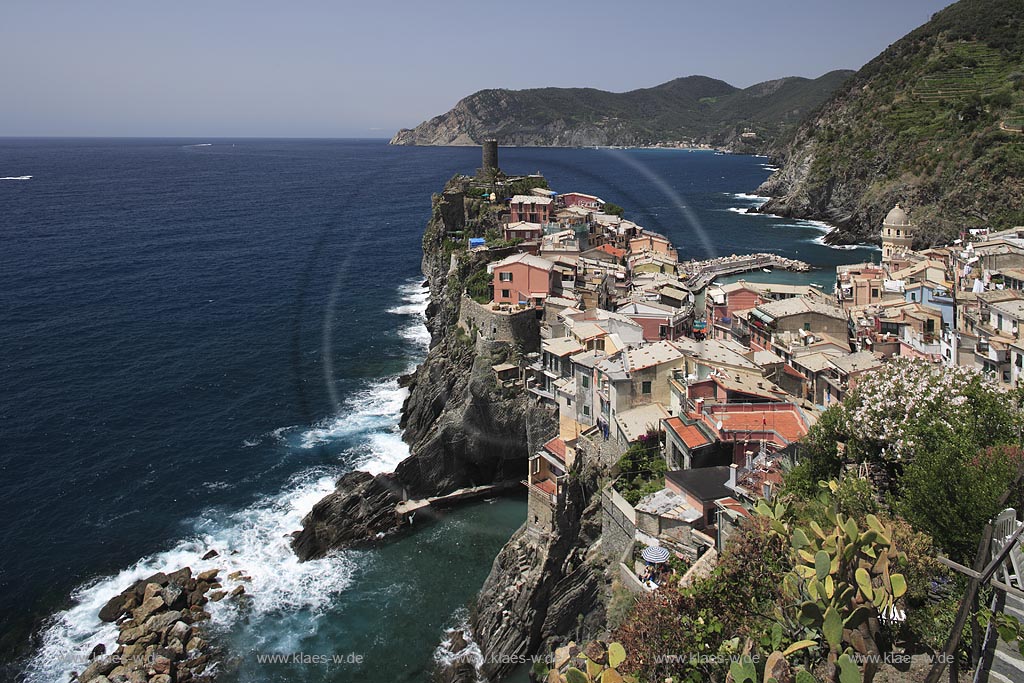 Vernazza, Cinque Terre, mit Blick auf Ort und Brandung