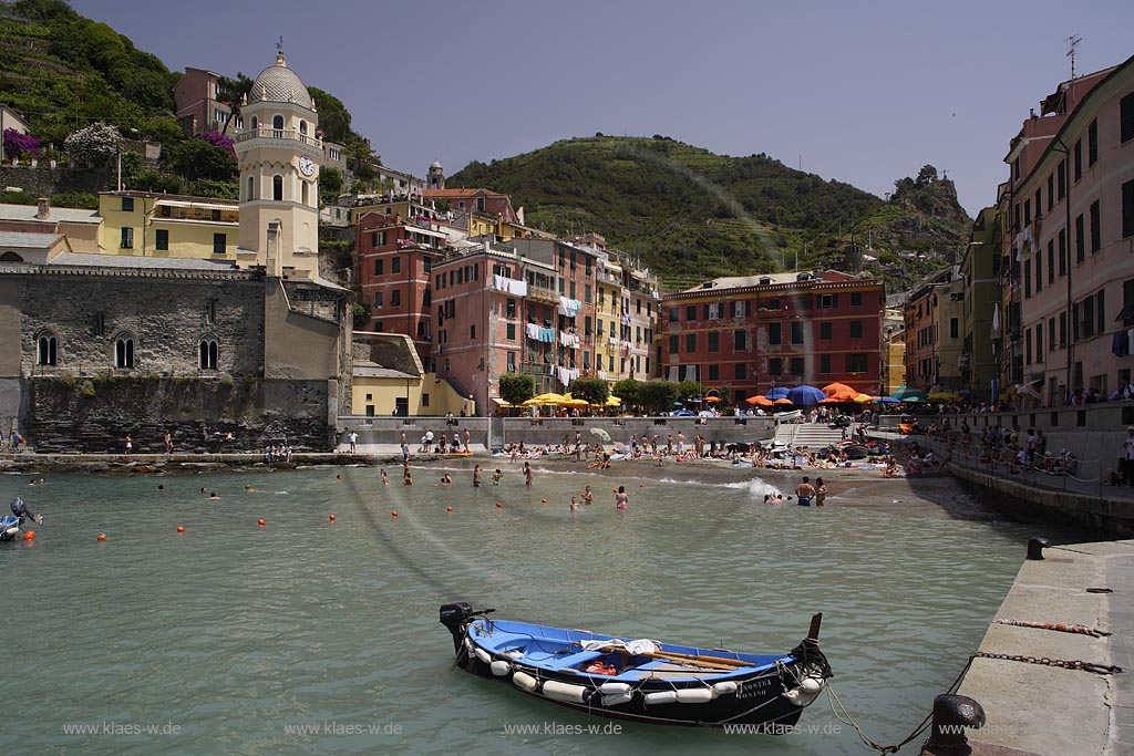 Vernazza, Cinque Terre, Blick auf Hafen und Kirche Santa Margherita