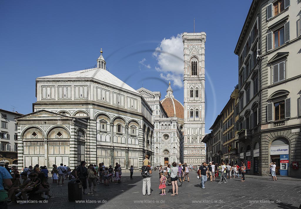 Florenz, Blick zum Dom, vorne links das Baptisterium San Giovanni , das aelteste Bauwerk von Florenz, geweiht dem heiligen Johannes, dem Taeufer; Florenz, view to the cathedral , the baptistery San Giovanni at the left side.