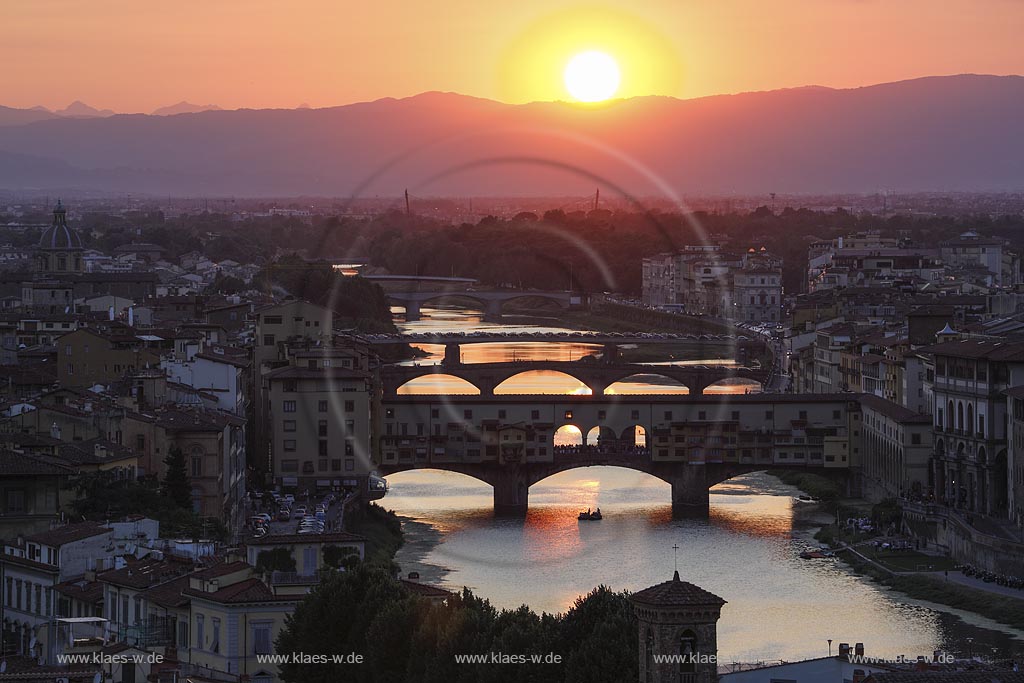  Florenz, Blick vom Piazzale Michelangelo zur beruehmten Bruecke Ponte Veccio mit dem Fluss Arno und traditionellem Langboot auf dem Fluss waehrend dem Sonnenuntergang; Florence, view from square piazzale Michelangelo onto bridge Ponte Veccio with river Arno and traditional barchetto during sundown.