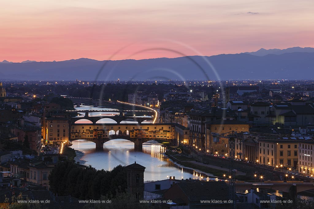  Florenz, Blick vom Piazzale Michelangelo zur beruehmten Bruecke Ponte Veccio mit dem Fluss Arno zur blauen Stunde; Florence, view from square piazzale Michelangelo onto bridge Ponte Veccio with river Arno at blue hour.
