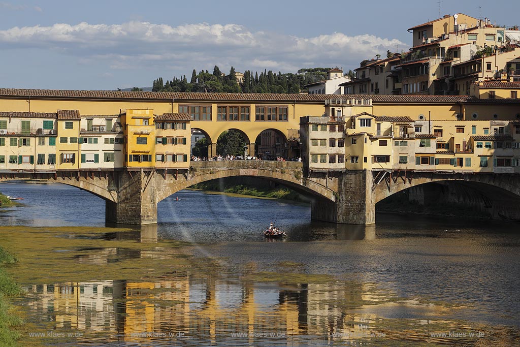  Florenz, Blick vom Piazzale Michelangelo zur beruehmten Bruecke Ponte Veccio mit dem Fluss Arno und traditionellem Langboot auf dem Fluss; Florence, view from square piazzale Michelangelo onto bridge Ponte Veccio with river Arno and traditional barchetto.