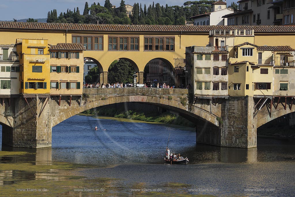  Florenz, Blick vom Piazzale Michelangelo zur beruehmten Bruecke Ponte Veccio mit dem Fluss Arno und traditionellem Langboot auf dem Fluss; Florence, view from square piazzale Michelangelo onto bridge Ponte Veccio with river Arno and traditional barchetto.