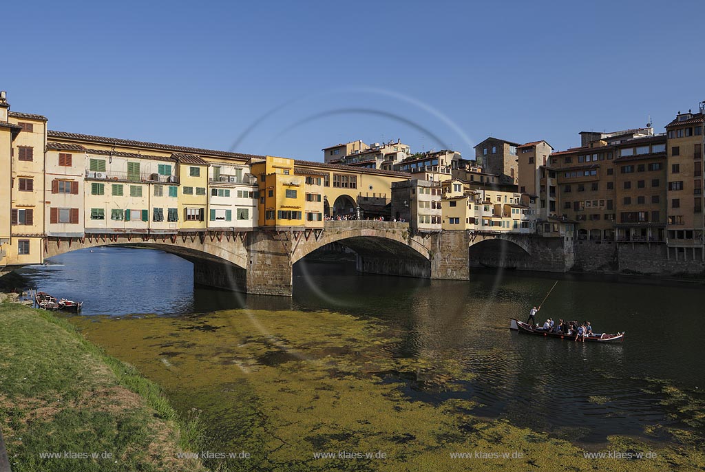  Florenz, Blick vom Piazzale Michelangelo zur beruehmten Bruecke Ponte Veccio mit dem Fluss Arno und traditionellem Langboot auf dem Fluss; Florence, view from square piazzale Michelangelo onto bridge Ponte Veccio with river Arno and traditional barchetto.