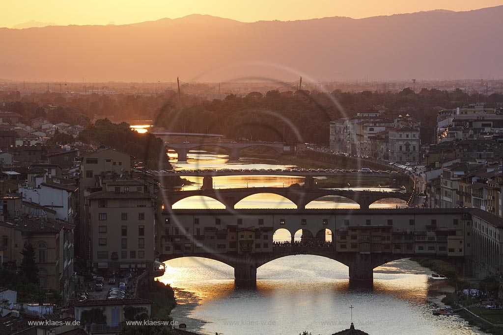  Florenz, Blick vom Piazzale Michelangelo zur beruehmten Bruecke Ponte Veccio mit dem Fluss Arno bei Sonnenuntergang; Florence, view from square piazzale Michelangelo onto bridge Ponte Veccio with river Arno during sundown.