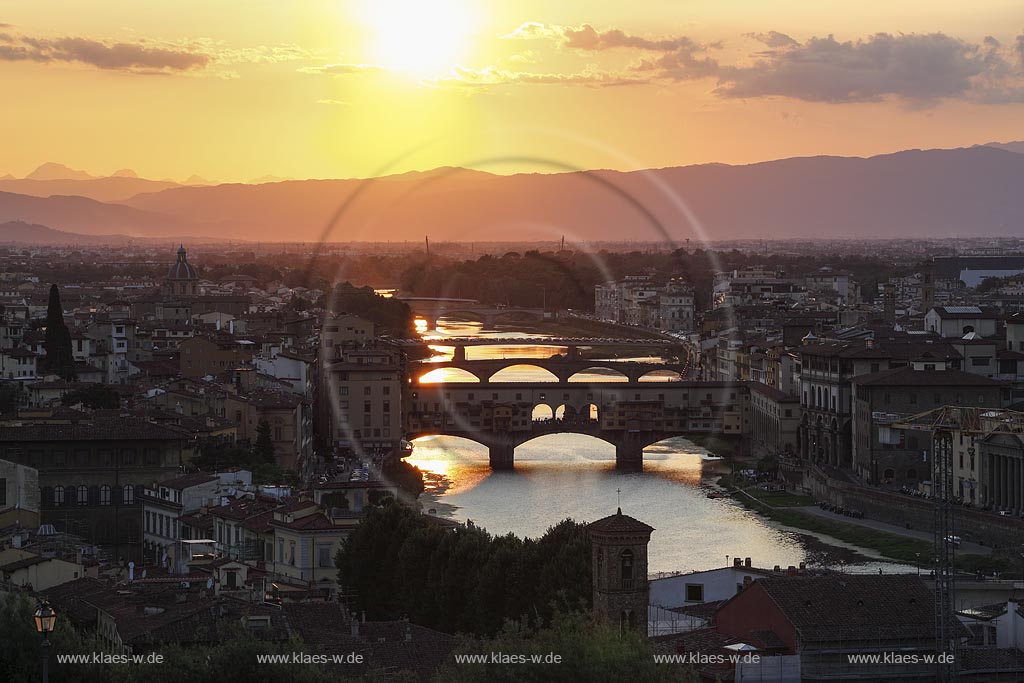  Florenz, Blick vom Piazzale Michelangelo zur beruehmten Bruecke Ponte Veccio mit dem Fluss Arno bei Sonnenuntergang; Florence, view from square piazzale Michelangelo onto bridge Ponte Veccio with river Arno during sundown.