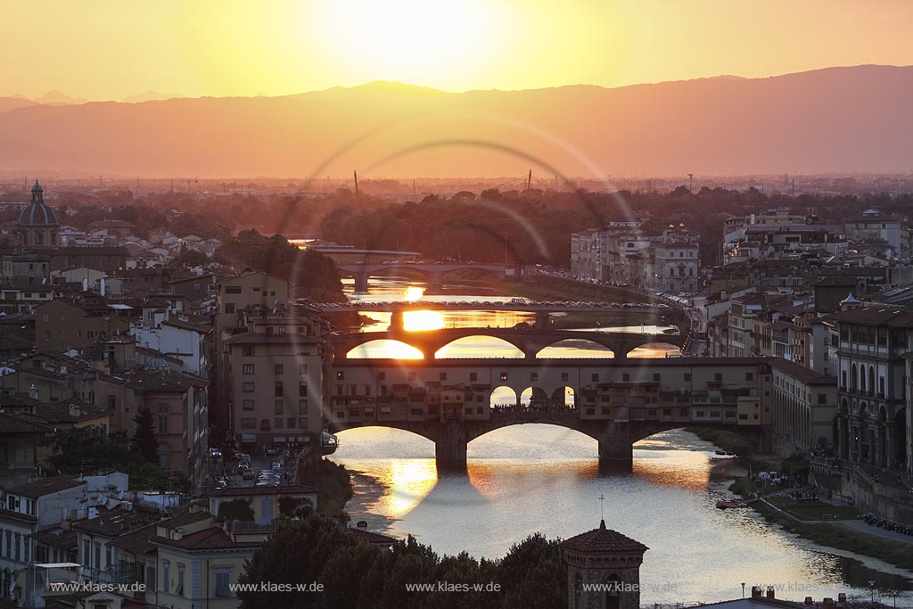  Florenz, Blick vom Piazzale Michelangelo zur beruehmten Bruecke Ponte Veccio mit dem Fluss Arno bei Sonnenuntergang; Florence, view from square piazzale Michelangelo onto bridge Ponte Veccio with river Arno during sundown.