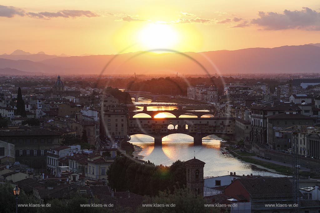  Florenz, Blick vom Piazzale Michelangelo zur beruehmten Bruecke Ponte Veccio mit dem Fluss Arno bei Sonnenuntergang; Florence, view from square piazzale Michelangelo onto bridge Ponte Veccio with river Arno during sundown.
