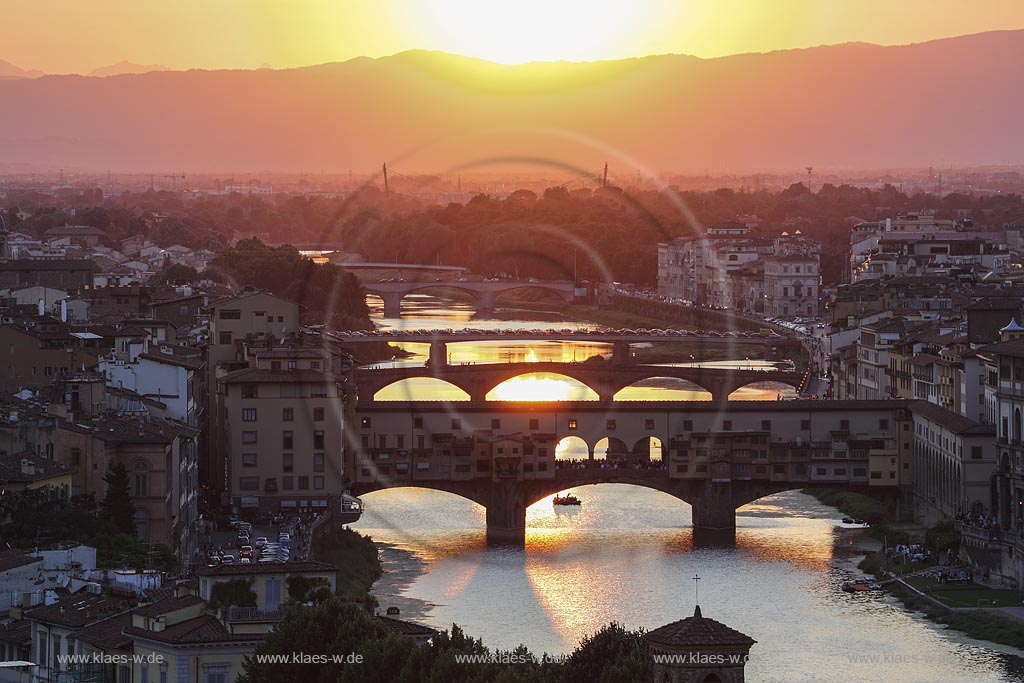  Florenz, Blick vom Piazzale Michelangelo zur beruehmten Bruecke Ponte Veccio mit dem Fluss Arno und traditionellem Langboot auf dem Fluss waehrend dem Sonnenuntergang; Florence, view from square piazzale Michelangelo onto bridge Ponte Veccio with river Arno and traditional barchetto during sundown.