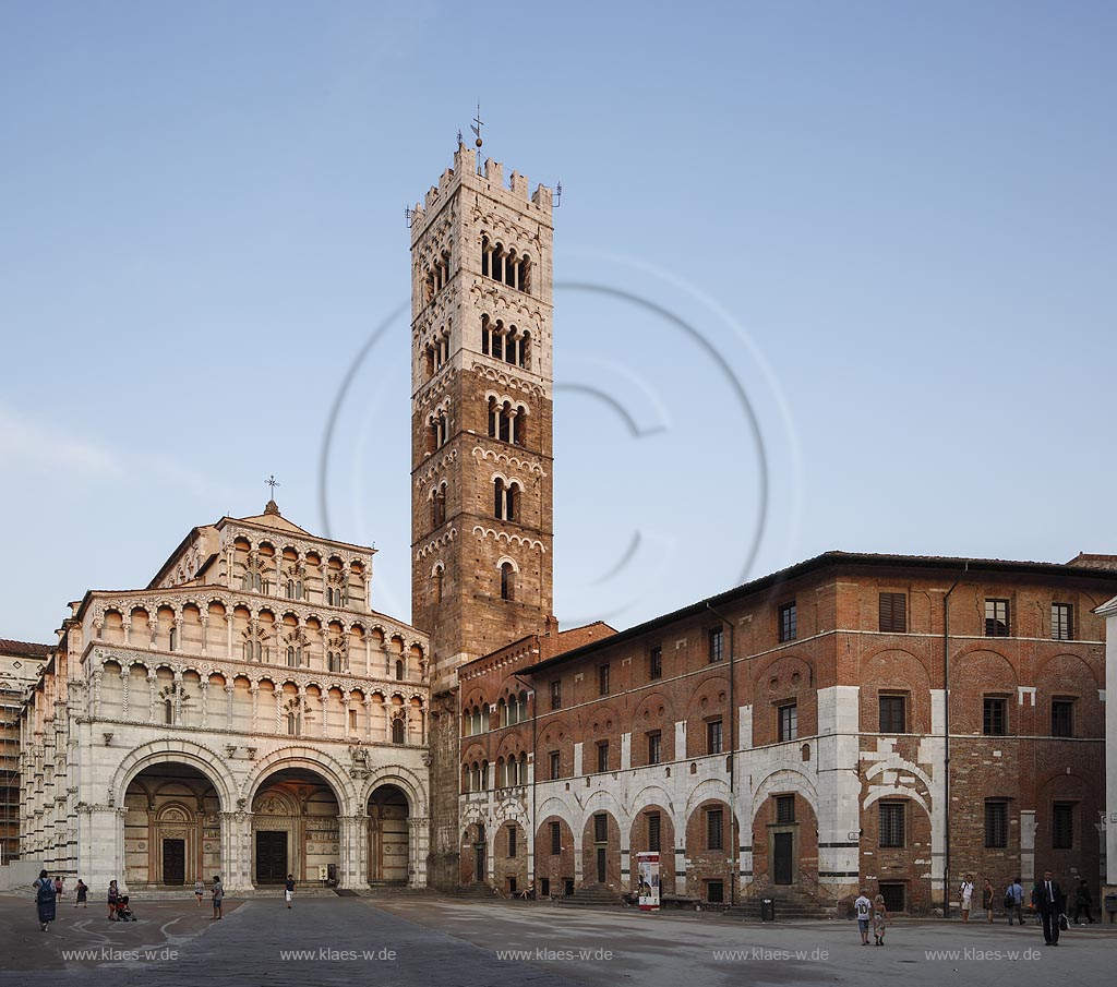Lucca, Blick auf Dom San Martino, Kathedrale San Martino, angestrahlt von der untergehenden Sonne; Lucca, view to the cathedral San Martino during sundown.