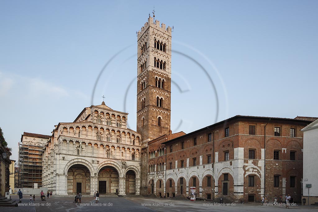 Lucca, Blick auf Dom San Martino, Kathedrale San Martino, angestrahlt von der untergehenden Sonne; Lucca, view to the cathedral San Martino during sundown.