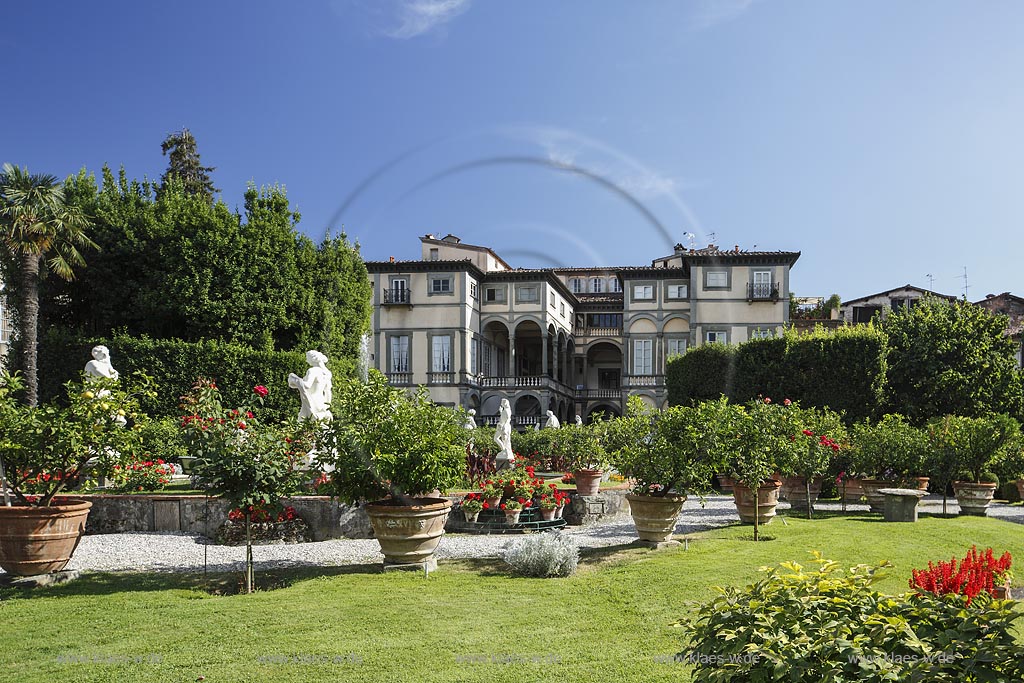 Lucca, Palazzo Pfanner-Controni, Skulpturengarten; Lucca, Palazzo Pfanner-Controni, sculpture-garden.