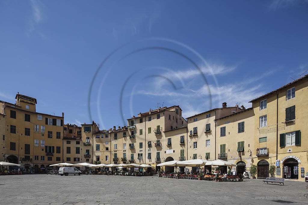 Lucca, Blick auf den Piazza dell Anfiteatro; Lucca, view to the Piazza dell Anfiteatro.