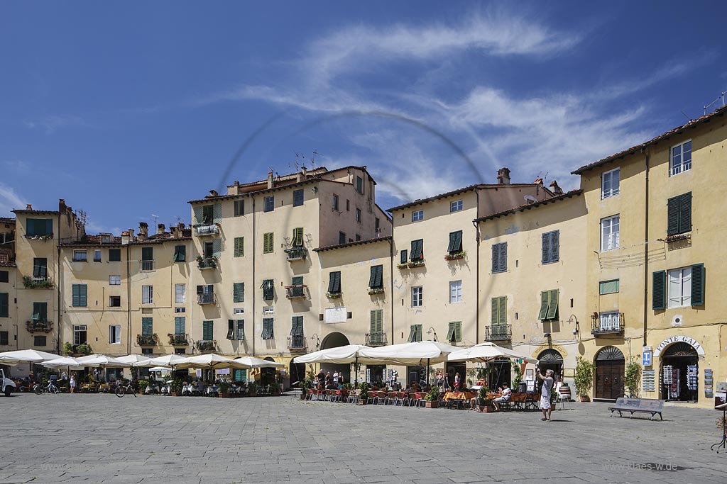 Lucca, Blick auf den Piazza dell Anfiteatro; Lucca, view to the Piazza dell Anfiteatro.