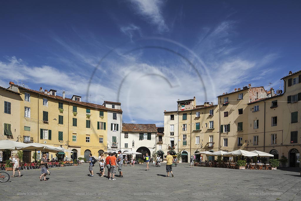 Lucca, Blick auf den Piazza dell Anfiteatro; Lucca, view to the Piazza dell Anfiteatro.