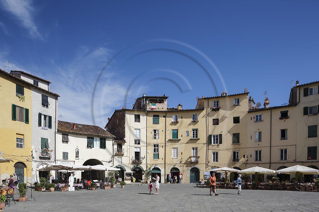 Lucca, Blick auf den Piazza dell Anfiteatro; Lucca, view to the Piazza dell Anfiteatro.