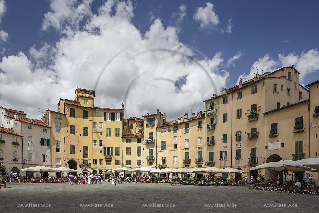 Lucca, Blick auf den Piazza dell Anfiteatro; Lucca, view to the Piazza dell Anfiteatro.