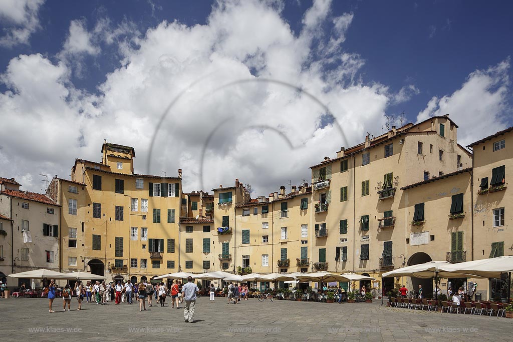 Lucca, Blick auf den Piazza dell Anfiteatro; Lucca, view to the Piazza dell Anfiteatro.