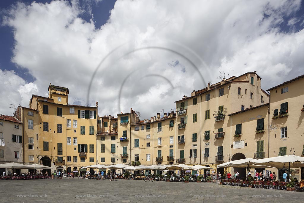 Lucca, Blick auf den Piazza dell Anfiteatro; Lucca, view to the Piazza dell Anfiteatro.