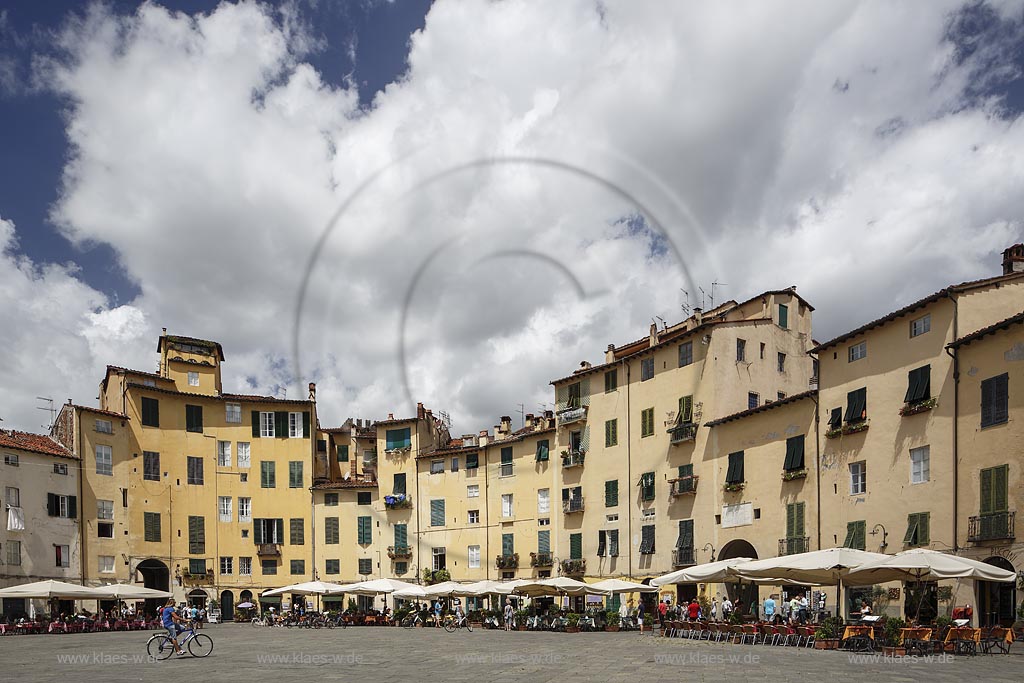 Lucca, Blick auf den Piazza dell Anfiteatro; Lucca, view to the Piazza dell Anfiteatro.