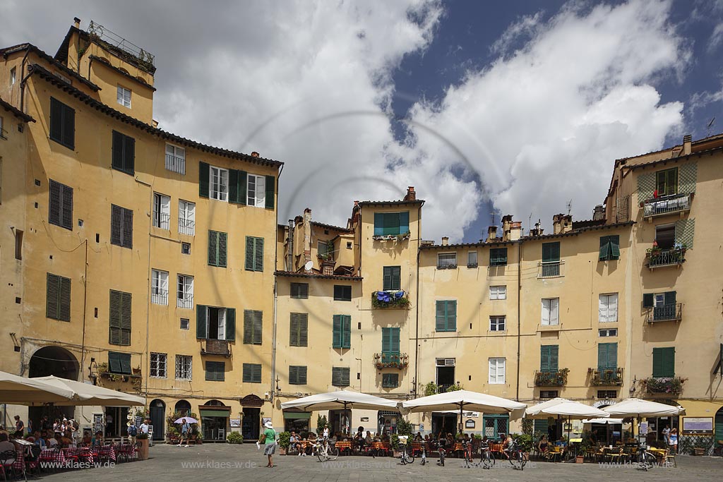 Lucca, Blick auf den Piazza dell Anfiteatro; Lucca, view to the Piazza dell Anfiteatro.