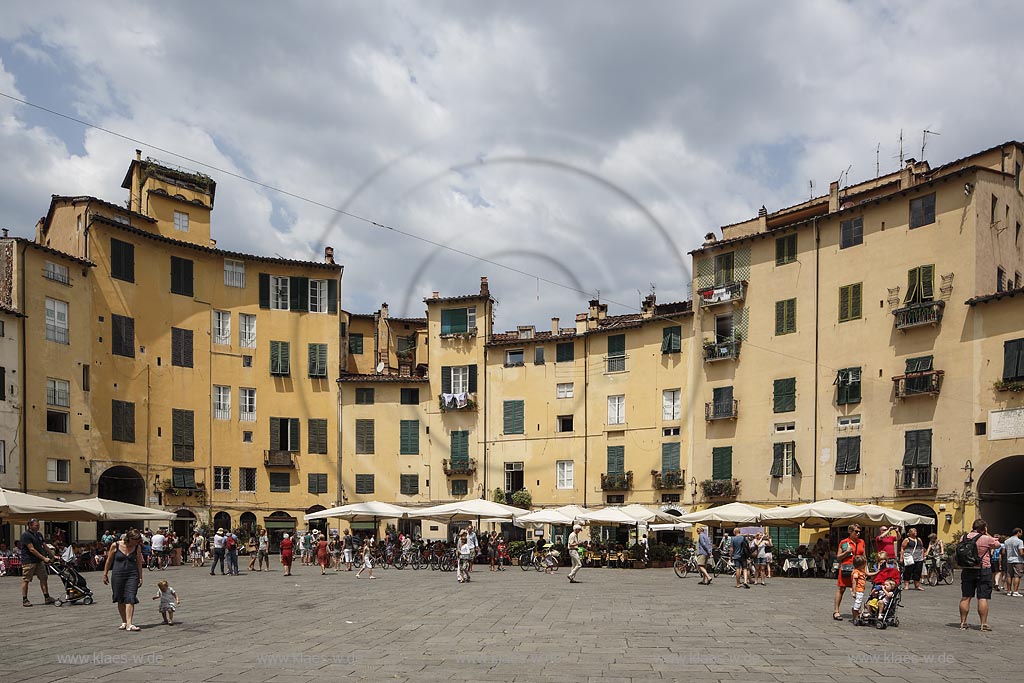 Lucca, Blick auf den Piazza dell Anfiteatro; Lucca, view to the Piazza dell Anfiteatro.