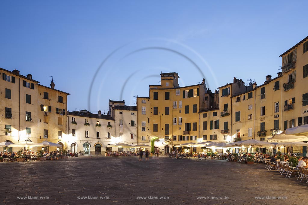 Lucca, Blick auf den Piazza dell Anfiteatro zur blauen Stunde; Lucca, view to the Piazza dell Anfiteatro at blue hour. 