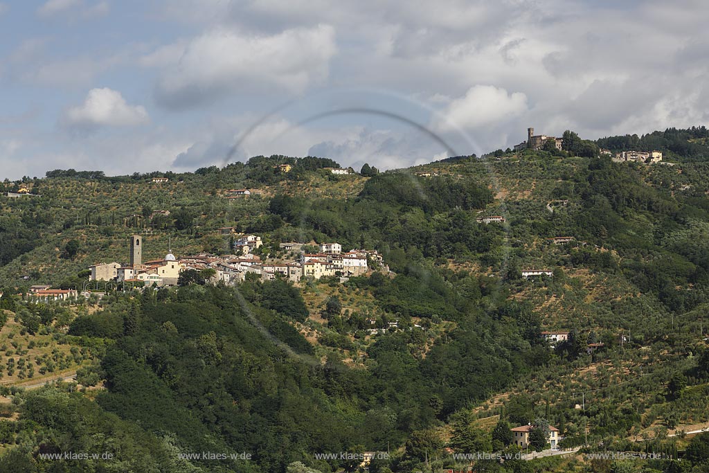 Massa e Cozzile in Berglandschaft; Massa e Cozzile in mountain landscape.