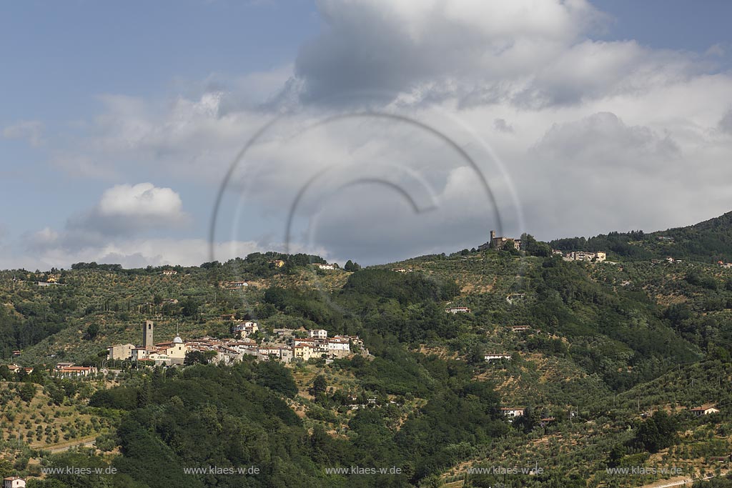 Massa e Cozzile in Berglandschaft; Massa e Cozzile in mountain landscape.