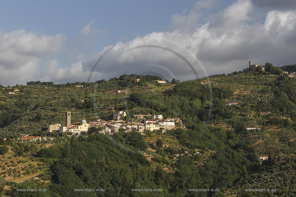 Massa e Cozzile in Berglandschaft; Massa e Cozzile in mountain landscape.