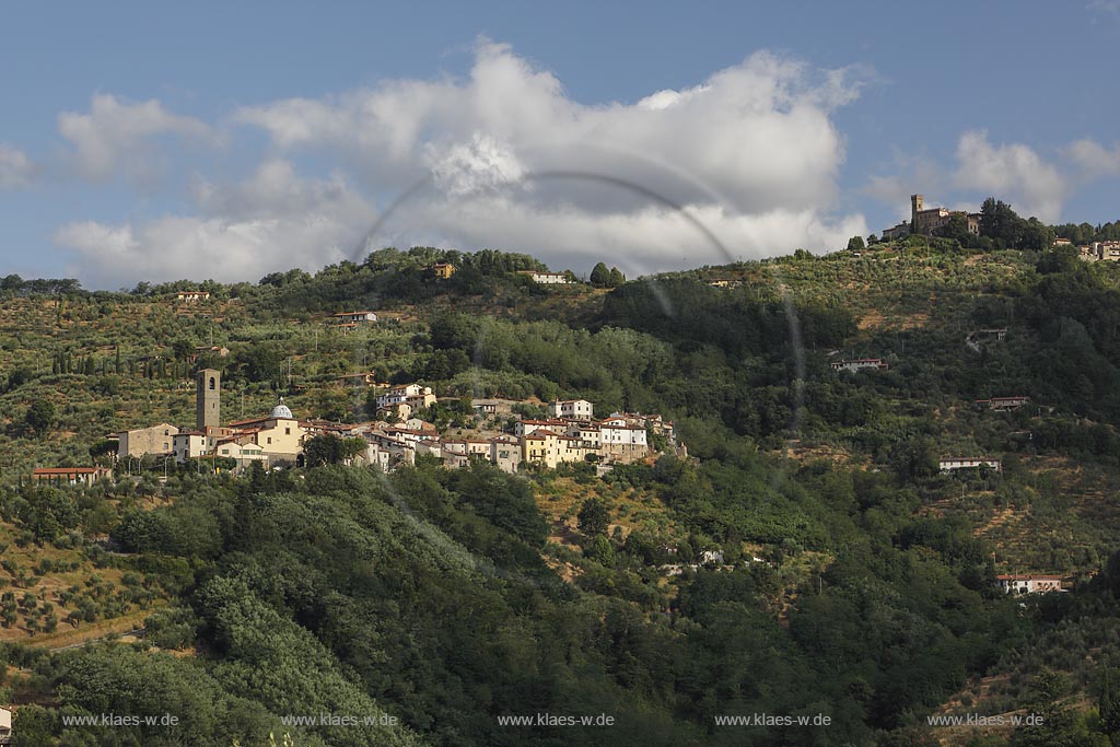 Massa e Cozzile in Berglandschaft; Massa e Cozzile in mountain landscape.