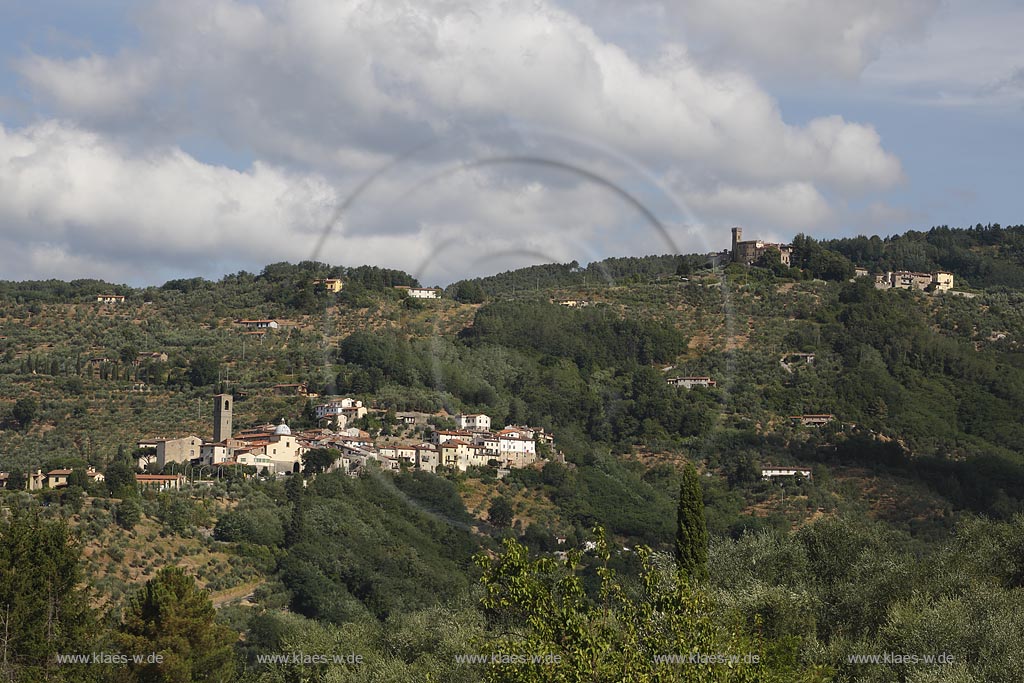 Massa e Cozzile in Berglandschaft; Massa e Cozzile in mountain landscape.