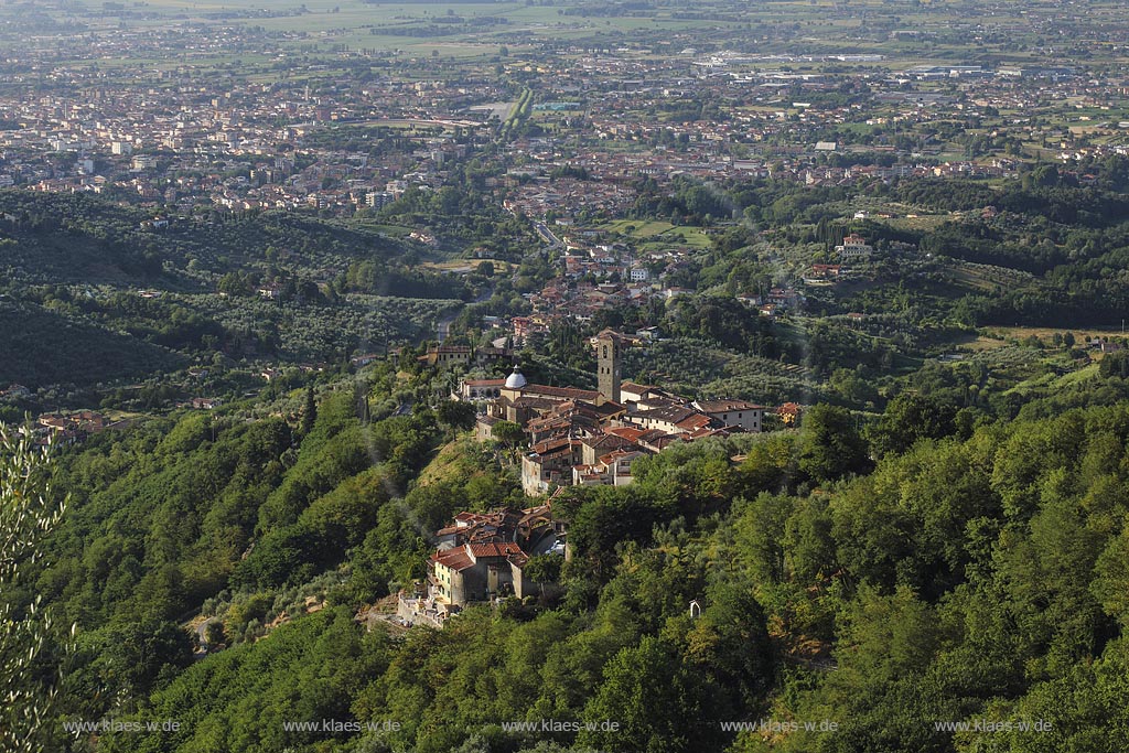 Massa e Cozzile, Blick auf Massa; Massa e Cozzile, view to Massa.