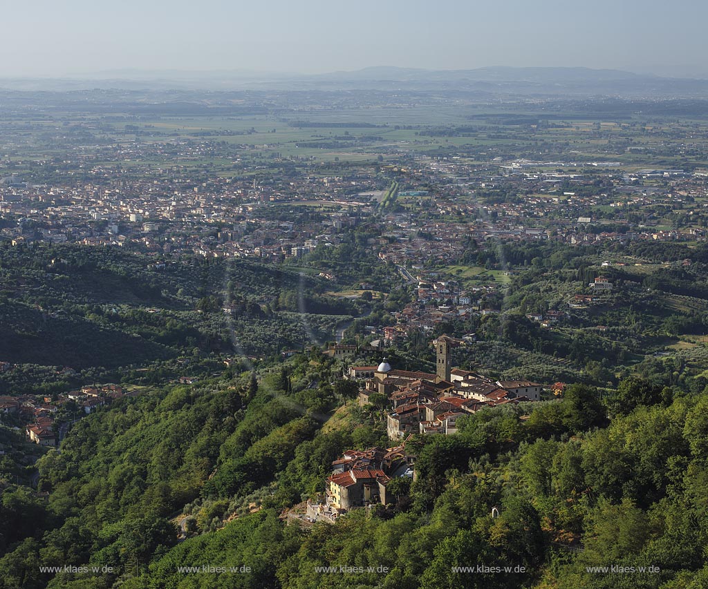 Massa e Cozzile, Blick auf Massa; Massa e Cozzile, view to Massa.
