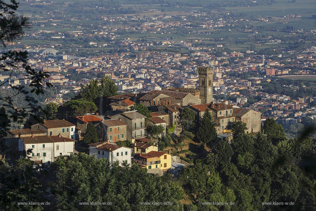 Massa e Cozzile, Blick ueber Cozzile; Massa e Cozzile, view over Cozzille.