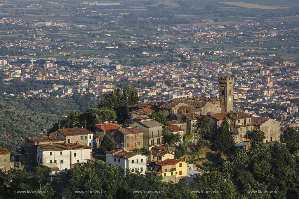 Massa e Cozzile, Blick ueber Cozzile; Massa e Cozzile, view over Cozzille.